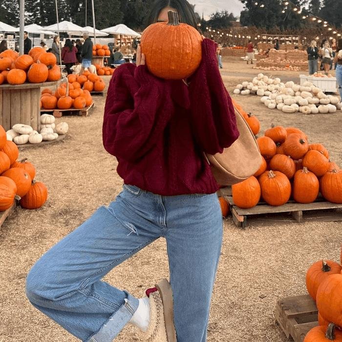 25 Cute Pumpkin Patch Outfits & Photo Ideas for Instagram